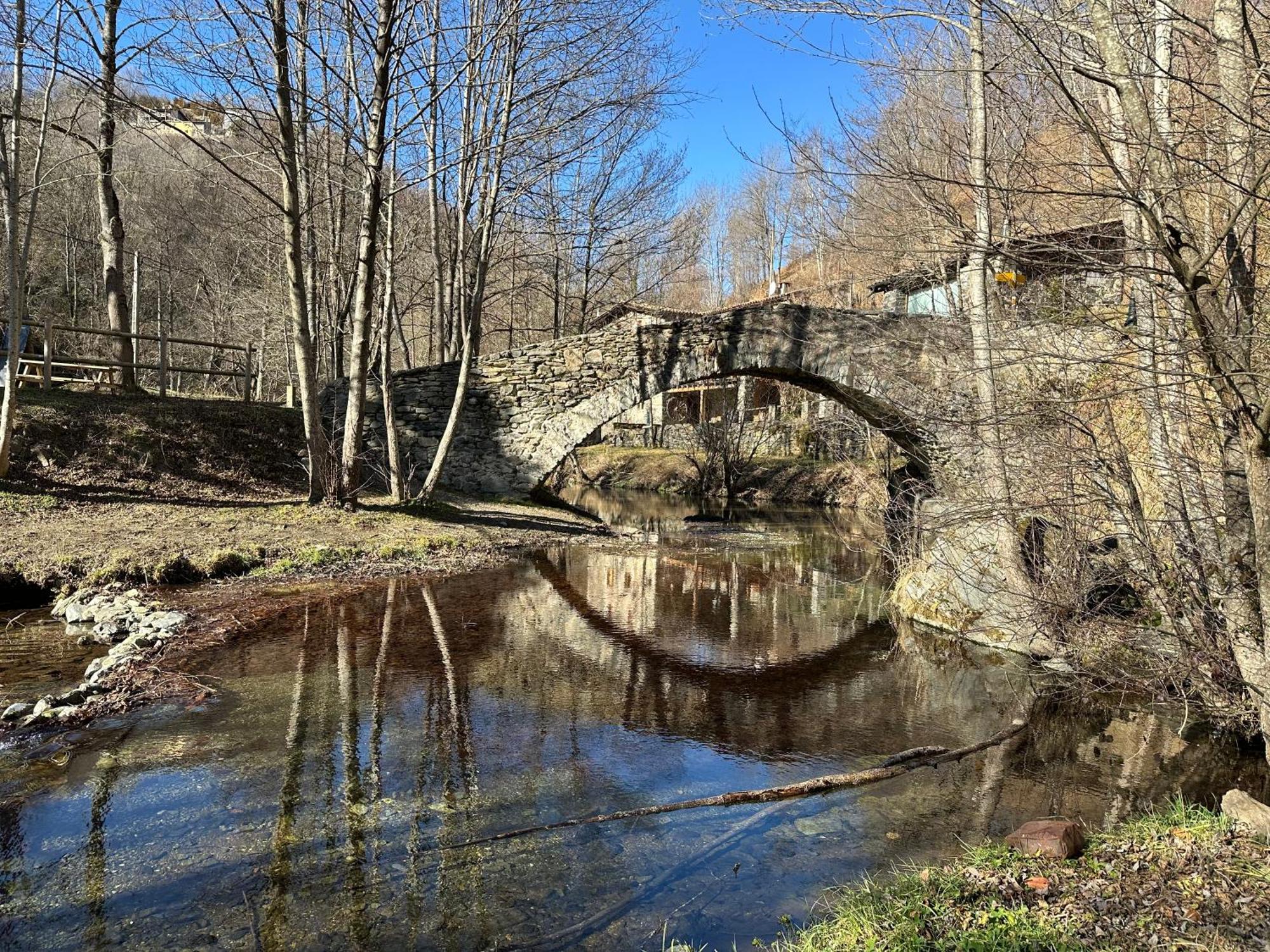 Apartamento Colgante Al Rio Con Vistas Al Puente Кампродон Екстериор снимка