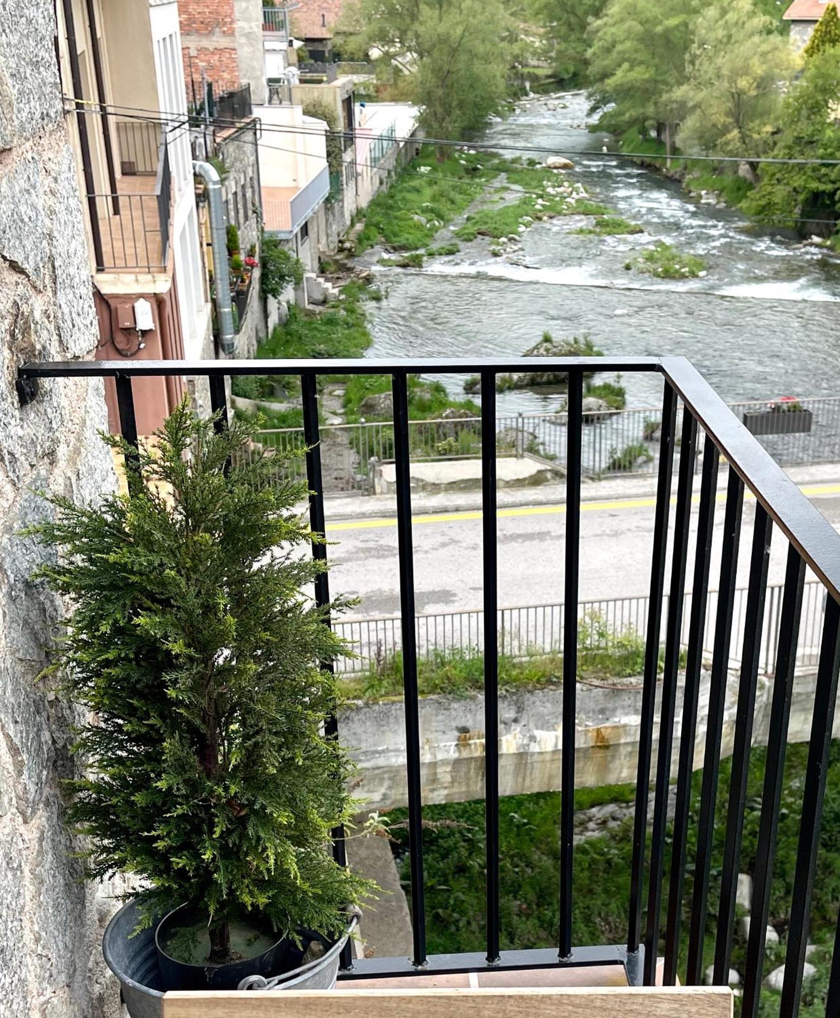 Apartamento Colgante Al Rio Con Vistas Al Puente Кампродон Екстериор снимка