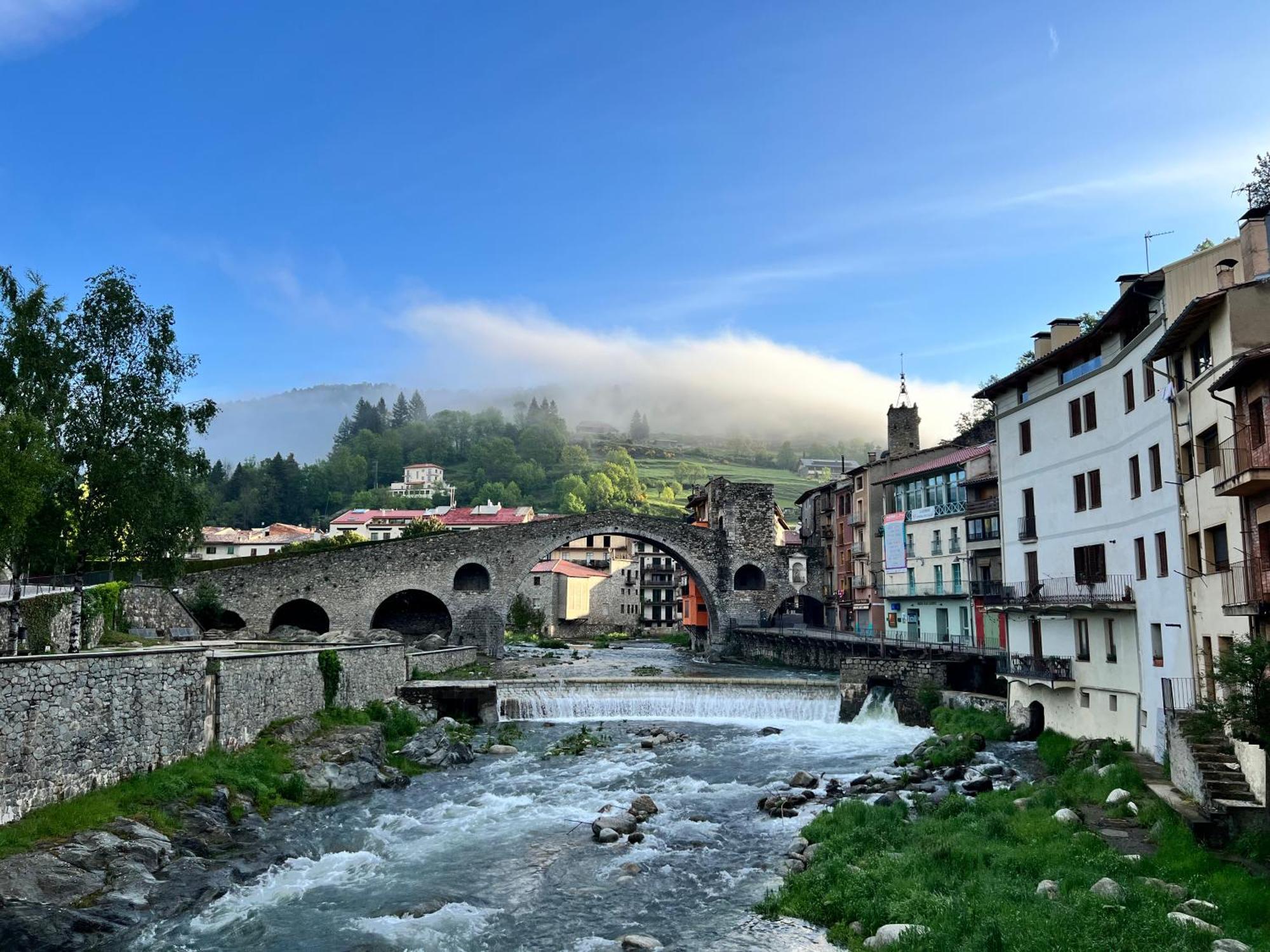Apartamento Colgante Al Rio Con Vistas Al Puente Кампродон Екстериор снимка
