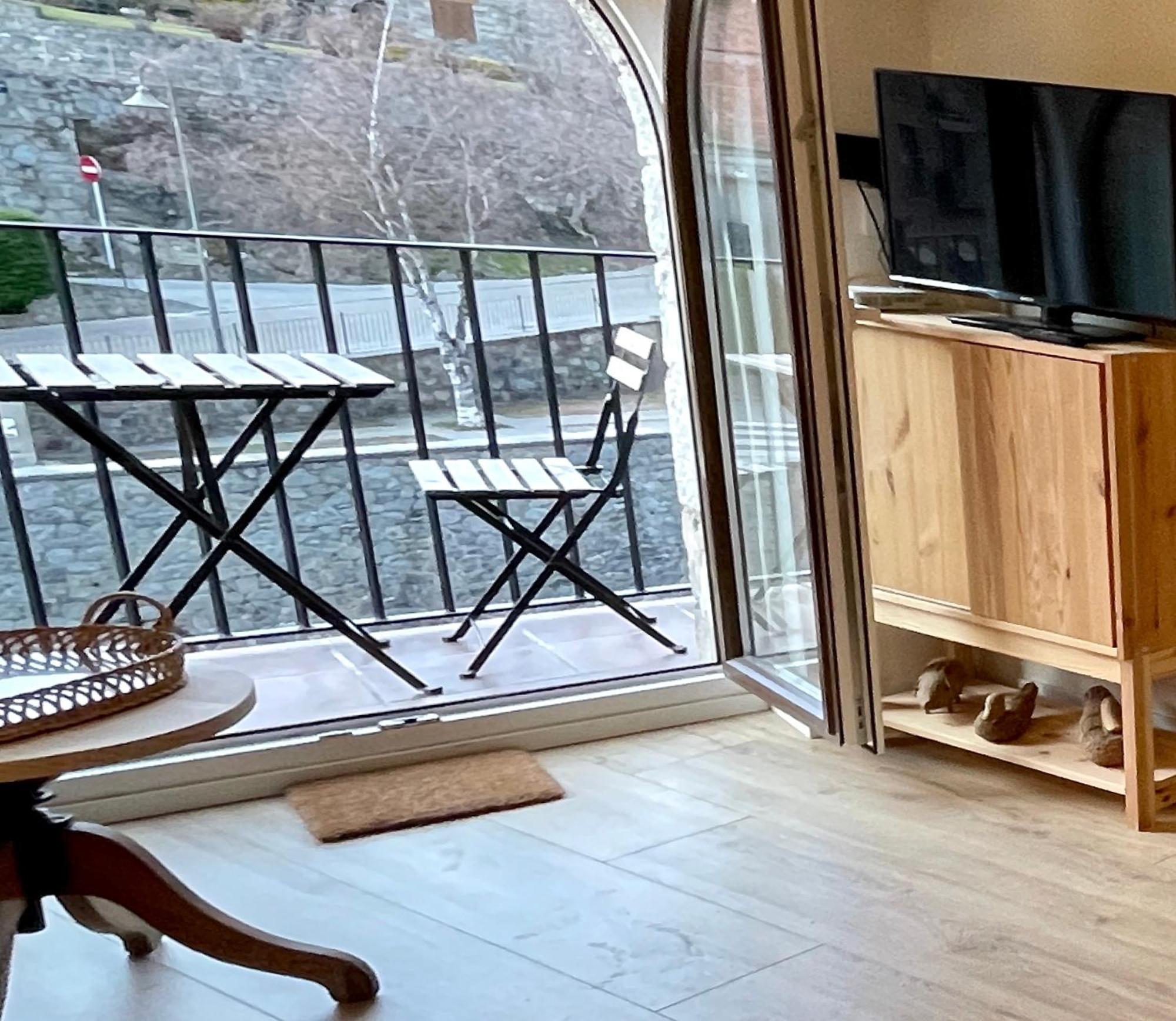 Apartamento Colgante Al Rio Con Vistas Al Puente Кампродон Екстериор снимка